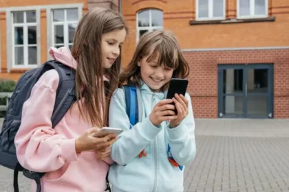 france-social-media-ban-under-15-age-limit-eu-law-hindi