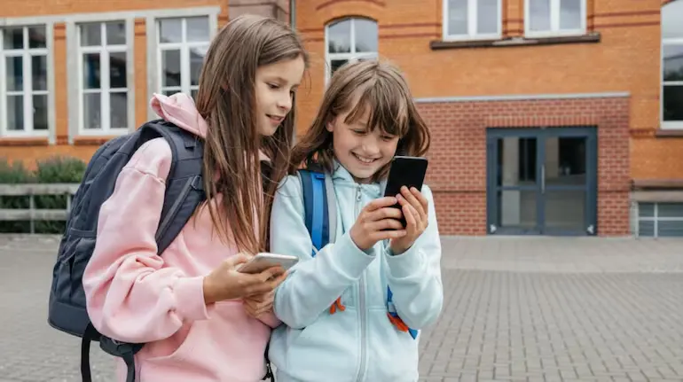 france-social-media-ban-under-15-age-limit-eu-law-hindi