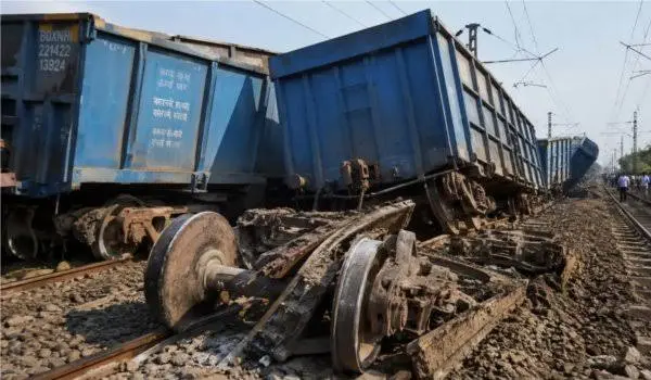 train-accident-ghaziabad-new-delhi-goods-train-derailed-53-trains-affected