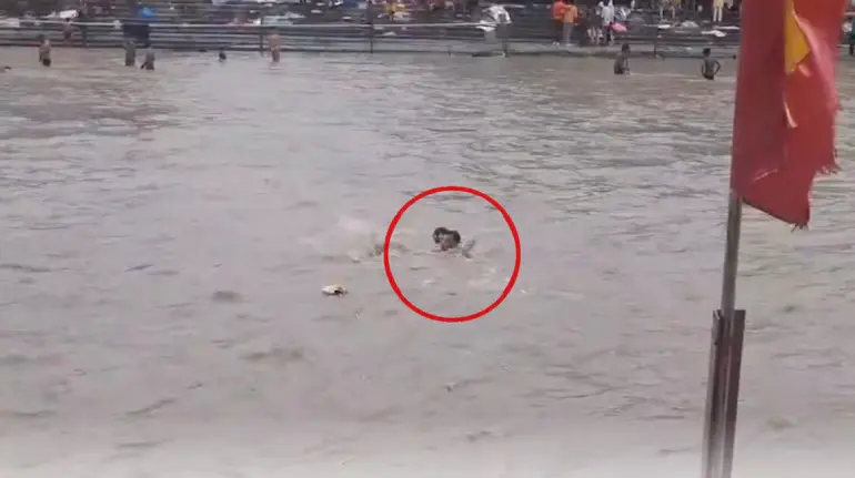 haridwar-kanwar-yatra-sdrf-jawan-rescues-drowning-kanwariya-video