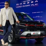 Maruti Brezza Facelift: टर्बो पेट्रोल से CNG तक सभी वेरिएंट की पूरी प्राइस लिस्ट, माइलेज और फीचर्स जानिए Maruti Brezza Facelift Price: मारुति सुजुकी ने नई Maruti Brezza Facelift के सभी वेरिएंट की कीमतों का आधिकारिक ऐलान कर दिया है। लॉन्च के समय कंपनी ने केवल शुरुआती कीमत बताई थी, लेकिन अब टर्बो पेट्रोल, 1.5-लीटर पेट्रोल और S-CNG समेत सभी मॉडल्स की एक्स-शोरूम कीमतें सामने आ चुकी हैं। नई Brezza को आकर्षक डिजाइन, प्रीमियम इंटीरियर, एडवांस टेक्नोलॉजी और बेहतर सुरक्षा फीचर्स के साथ पेश किया गया है। अगर आप नई कॉम्पैक्ट SUV खरीदने की योजना बना रहे हैं तो यहां इसकी कीमत, माइलेज, इंजन और फीचर्स की पूरी जानकारी जानिए। Maruti Brezza Facelift की कीमत कितनी है? नई Maruti Brezza Facelift की एक्स-शोरूम कीमत ₹7.40 लाख से शुरू होकर ₹13.70 लाख तक जाती है। अलग-अलग इंजन और वेरिएंट के अनुसार इसकी कीमत तय की गई है। वेरिएंट के अनुसार कीमत वेरिएंट एक्स-शोरूम कीमत टर्बो पेट्रोल ₹7.40 लाख – ₹11.31 लाख 1.5-लीटर पेट्रोल ₹8.30 लाख – ₹13.70 लाख S-CNG ₹9.30 लाख – ₹11.65 लाख तीन इंजन ऑप्शन के साथ आई नई Brezza मारुति सुजुकी ने ग्राहकों की अलग-अलग जरूरतों को ध्यान में रखते हुए Brezza Facelift को तीन इंजन विकल्पों के साथ लॉन्च किया है। 1.0-लीटर टर्बो पेट्रोल इंजन पावर: 110.2 PS टॉर्क: 170 Nm गियरबॉक्स: 6-स्पीड मैनुअल यह इंजन बेहतर एक्सीलरेशन और दमदार परफॉर्मेंस के लिए तैयार किया गया है। 1.5-लीटर पेट्रोल इंजन पावर: 103 PS टॉर्क: 139 Nm गियरबॉक्स: 6-स्पीड मैनुअल और 6-स्पीड ऑटोमैटिक ऑटोमैटिक वेरिएंट में पैडल शिफ्टर्स भी दिए गए हैं। S-CNG इंजन पावर: 87.8 PS टॉर्क: 121.5 Nm गियरबॉक्स: 6-स्पीड मैनुअल यह विकल्प कम ईंधन खर्च और ज्यादा माइलेज चाहने वाले ग्राहकों के लिए है। Maruti Brezza Facelift माइलेज नई Brezza को बेहतर फ्यूल एफिशिएंसी के साथ पेश किया गया है। इंजन दावा किया गया माइलेज 1.0-लीटर टर्बो पेट्रोल 20.47 kmpl 1.5-लीटर पेट्रोल (मैनुअल) 21.09 kmpl 1.5-लीटर पेट्रोल (ऑटोमैटिक) 20.17 kmpl S-CNG 26.90 km/kg डिजाइन में क्या बदला? नई Brezza Facelift के एक्सटीरियर को पहले से ज्यादा प्रीमियम और स्पोर्टी बनाया गया है। मुख्य बदलावों में शामिल हैं— नई स्मोक क्रोम फ्रंट ग्रिल नए डिजाइन के अलॉय व्हील डुअल-टोन बॉडी क्लैडिंग अपडेटेड फ्रंट बंपर और स्टाइलिंग आकर्षक LED लाइटिंग एलिमेंट्स इन बदलावों से SUV का रोड प्रेजेंस पहले की तुलना में ज्यादा दमदार दिखाई देता है। इंटीरियर में मिलेंगे प्रीमियम फीचर्स नई Brezza का केबिन भी पूरी तरह अपडेट किया गया है। इसमें कई आधुनिक और प्रीमियम सुविधाएं जोड़ी गई हैं। प्रमुख फीचर्स में शामिल हैं— 10.1-इंच टचस्क्रीन इंफोटेनमेंट सिस्टम वायरलेस Android Auto और Apple CarPlay बिल्ट-इन Alexa सपोर्ट OTA (Over-the-Air) अपडेट प्रीमियम साउंड सिस्टम 64-कलर एंबिएंट लाइटिंग वेंटिलेटेड फ्रंट सीटें वायरलेस चार्जर विद कूलिंग डुअल-टोन इंटीरियर सुरक्षा फीचर्स पहले से ज्यादा एडवांस मारुति सुजुकी ने नई Brezza Facelift में सुरक्षा पर भी खास ध्यान दिया है। कंपनी का दावा है कि इसे Bharat NCAP 5-स्टार सुरक्षा मानकों को ध्यान में रखकर तैयार किया गया है। नई SUV में मिलने वाले प्रमुख सुरक्षा फीचर्स— ब्लाइंड स्पॉट वार्निंग लेन चेंज अलर्ट रियर क्रॉस ट्रैफिक अलर्ट टायर प्रेशर मॉनिटरिंग सिस्टम (TPMS) सेफ एग्जिट वार्निंग फ्रंट और रियर पार्किंग सेंसर 360-डिग्री कैमरा बेहतर पार्किंग असिस्ट सिस्टम क्या नई Maruti Brezza खरीदना सही रहेगा? अगर आप ₹8 लाख से ₹14 लाख के बजट में एक ऐसी कॉम्पैक्ट SUV चाहते हैं जिसमें टर्बो पेट्रोल, पेट्रोल और CNG तीनों विकल्प, बेहतर माइलेज, आधुनिक फीचर्स और एडवांस सुरक्षा तकनीक मिले, तो नई Maruti Brezza Facelift एक मजबूत विकल्प साबित हो सकती है। इसका अपडेटेड डिजाइन, प्रीमियम केबिन और नए सेफ्टी फीचर्स इसे अपने सेगमेंट में पहले से ज्यादा प्रतिस्पर्धी बनाते हैं।