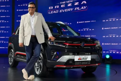 Maruti Brezza Facelift: टर्बो पेट्रोल से CNG तक सभी वेरिएंट की पूरी प्राइस लिस्ट, माइलेज और फीचर्स जानिए Maruti Brezza Facelift Price: मारुति सुजुकी ने नई Maruti Brezza Facelift के सभी वेरिएंट की कीमतों का आधिकारिक ऐलान कर दिया है। लॉन्च के समय कंपनी ने केवल शुरुआती कीमत बताई थी, लेकिन अब टर्बो पेट्रोल, 1.5-लीटर पेट्रोल और S-CNG समेत सभी मॉडल्स की एक्स-शोरूम कीमतें सामने आ चुकी हैं। नई Brezza को आकर्षक डिजाइन, प्रीमियम इंटीरियर, एडवांस टेक्नोलॉजी और बेहतर सुरक्षा फीचर्स के साथ पेश किया गया है। अगर आप नई कॉम्पैक्ट SUV खरीदने की योजना बना रहे हैं तो यहां इसकी कीमत, माइलेज, इंजन और फीचर्स की पूरी जानकारी जानिए। Maruti Brezza Facelift की कीमत कितनी है? नई Maruti Brezza Facelift की एक्स-शोरूम कीमत ₹7.40 लाख से शुरू होकर ₹13.70 लाख तक जाती है। अलग-अलग इंजन और वेरिएंट के अनुसार इसकी कीमत तय की गई है। वेरिएंट के अनुसार कीमत वेरिएंट एक्स-शोरूम कीमत टर्बो पेट्रोल ₹7.40 लाख – ₹11.31 लाख 1.5-लीटर पेट्रोल ₹8.30 लाख – ₹13.70 लाख S-CNG ₹9.30 लाख – ₹11.65 लाख तीन इंजन ऑप्शन के साथ आई नई Brezza मारुति सुजुकी ने ग्राहकों की अलग-अलग जरूरतों को ध्यान में रखते हुए Brezza Facelift को तीन इंजन विकल्पों के साथ लॉन्च किया है। 1.0-लीटर टर्बो पेट्रोल इंजन पावर: 110.2 PS टॉर्क: 170 Nm गियरबॉक्स: 6-स्पीड मैनुअल यह इंजन बेहतर एक्सीलरेशन और दमदार परफॉर्मेंस के लिए तैयार किया गया है। 1.5-लीटर पेट्रोल इंजन पावर: 103 PS टॉर्क: 139 Nm गियरबॉक्स: 6-स्पीड मैनुअल और 6-स्पीड ऑटोमैटिक ऑटोमैटिक वेरिएंट में पैडल शिफ्टर्स भी दिए गए हैं। S-CNG इंजन पावर: 87.8 PS टॉर्क: 121.5 Nm गियरबॉक्स: 6-स्पीड मैनुअल यह विकल्प कम ईंधन खर्च और ज्यादा माइलेज चाहने वाले ग्राहकों के लिए है। Maruti Brezza Facelift माइलेज नई Brezza को बेहतर फ्यूल एफिशिएंसी के साथ पेश किया गया है। इंजन दावा किया गया माइलेज 1.0-लीटर टर्बो पेट्रोल 20.47 kmpl 1.5-लीटर पेट्रोल (मैनुअल) 21.09 kmpl 1.5-लीटर पेट्रोल (ऑटोमैटिक) 20.17 kmpl S-CNG 26.90 km/kg डिजाइन में क्या बदला? नई Brezza Facelift के एक्सटीरियर को पहले से ज्यादा प्रीमियम और स्पोर्टी बनाया गया है। मुख्य बदलावों में शामिल हैं— नई स्मोक क्रोम फ्रंट ग्रिल नए डिजाइन के अलॉय व्हील डुअल-टोन बॉडी क्लैडिंग अपडेटेड फ्रंट बंपर और स्टाइलिंग आकर्षक LED लाइटिंग एलिमेंट्स इन बदलावों से SUV का रोड प्रेजेंस पहले की तुलना में ज्यादा दमदार दिखाई देता है। इंटीरियर में मिलेंगे प्रीमियम फीचर्स नई Brezza का केबिन भी पूरी तरह अपडेट किया गया है। इसमें कई आधुनिक और प्रीमियम सुविधाएं जोड़ी गई हैं। प्रमुख फीचर्स में शामिल हैं— 10.1-इंच टचस्क्रीन इंफोटेनमेंट सिस्टम वायरलेस Android Auto और Apple CarPlay बिल्ट-इन Alexa सपोर्ट OTA (Over-the-Air) अपडेट प्रीमियम साउंड सिस्टम 64-कलर एंबिएंट लाइटिंग वेंटिलेटेड फ्रंट सीटें वायरलेस चार्जर विद कूलिंग डुअल-टोन इंटीरियर सुरक्षा फीचर्स पहले से ज्यादा एडवांस मारुति सुजुकी ने नई Brezza Facelift में सुरक्षा पर भी खास ध्यान दिया है। कंपनी का दावा है कि इसे Bharat NCAP 5-स्टार सुरक्षा मानकों को ध्यान में रखकर तैयार किया गया है। नई SUV में मिलने वाले प्रमुख सुरक्षा फीचर्स— ब्लाइंड स्पॉट वार्निंग लेन चेंज अलर्ट रियर क्रॉस ट्रैफिक अलर्ट टायर प्रेशर मॉनिटरिंग सिस्टम (TPMS) सेफ एग्जिट वार्निंग फ्रंट और रियर पार्किंग सेंसर 360-डिग्री कैमरा बेहतर पार्किंग असिस्ट सिस्टम क्या नई Maruti Brezza खरीदना सही रहेगा? अगर आप ₹8 लाख से ₹14 लाख के बजट में एक ऐसी कॉम्पैक्ट SUV चाहते हैं जिसमें टर्बो पेट्रोल, पेट्रोल और CNG तीनों विकल्प, बेहतर माइलेज, आधुनिक फीचर्स और एडवांस सुरक्षा तकनीक मिले, तो नई Maruti Brezza Facelift एक मजबूत विकल्प साबित हो सकती है। इसका अपडेटेड डिजाइन, प्रीमियम केबिन और नए सेफ्टी फीचर्स इसे अपने सेगमेंट में पहले से ज्यादा प्रतिस्पर्धी बनाते हैं।