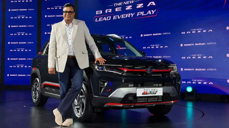 Maruti Brezza Facelift: टर्बो पेट्रोल से CNG तक सभी वेरिएंट की पूरी प्राइस लिस्ट, माइलेज और फीचर्स जानिए Maruti Brezza Facelift Price: मारुति सुजुकी ने नई Maruti Brezza Facelift के सभी वेरिएंट की कीमतों का आधिकारिक ऐलान कर दिया है। लॉन्च के समय कंपनी ने केवल शुरुआती कीमत बताई थी, लेकिन अब टर्बो पेट्रोल, 1.5-लीटर पेट्रोल और S-CNG समेत सभी मॉडल्स की एक्स-शोरूम कीमतें सामने आ चुकी हैं। नई Brezza को आकर्षक डिजाइन, प्रीमियम इंटीरियर, एडवांस टेक्नोलॉजी और बेहतर सुरक्षा फीचर्स के साथ पेश किया गया है। अगर आप नई कॉम्पैक्ट SUV खरीदने की योजना बना रहे हैं तो यहां इसकी कीमत, माइलेज, इंजन और फीचर्स की पूरी जानकारी जानिए। Maruti Brezza Facelift की कीमत कितनी है? नई Maruti Brezza Facelift की एक्स-शोरूम कीमत ₹7.40 लाख से शुरू होकर ₹13.70 लाख तक जाती है। अलग-अलग इंजन और वेरिएंट के अनुसार इसकी कीमत तय की गई है। वेरिएंट के अनुसार कीमत वेरिएंट एक्स-शोरूम कीमत टर्बो पेट्रोल ₹7.40 लाख – ₹11.31 लाख 1.5-लीटर पेट्रोल ₹8.30 लाख – ₹13.70 लाख S-CNG ₹9.30 लाख – ₹11.65 लाख तीन इंजन ऑप्शन के साथ आई नई Brezza मारुति सुजुकी ने ग्राहकों की अलग-अलग जरूरतों को ध्यान में रखते हुए Brezza Facelift को तीन इंजन विकल्पों के साथ लॉन्च किया है। 1.0-लीटर टर्बो पेट्रोल इंजन पावर: 110.2 PS टॉर्क: 170 Nm गियरबॉक्स: 6-स्पीड मैनुअल यह इंजन बेहतर एक्सीलरेशन और दमदार परफॉर्मेंस के लिए तैयार किया गया है। 1.5-लीटर पेट्रोल इंजन पावर: 103 PS टॉर्क: 139 Nm गियरबॉक्स: 6-स्पीड मैनुअल और 6-स्पीड ऑटोमैटिक ऑटोमैटिक वेरिएंट में पैडल शिफ्टर्स भी दिए गए हैं। S-CNG इंजन पावर: 87.8 PS टॉर्क: 121.5 Nm गियरबॉक्स: 6-स्पीड मैनुअल यह विकल्प कम ईंधन खर्च और ज्यादा माइलेज चाहने वाले ग्राहकों के लिए है। Maruti Brezza Facelift माइलेज नई Brezza को बेहतर फ्यूल एफिशिएंसी के साथ पेश किया गया है। इंजन दावा किया गया माइलेज 1.0-लीटर टर्बो पेट्रोल 20.47 kmpl 1.5-लीटर पेट्रोल (मैनुअल) 21.09 kmpl 1.5-लीटर पेट्रोल (ऑटोमैटिक) 20.17 kmpl S-CNG 26.90 km/kg डिजाइन में क्या बदला? नई Brezza Facelift के एक्सटीरियर को पहले से ज्यादा प्रीमियम और स्पोर्टी बनाया गया है। मुख्य बदलावों में शामिल हैं— नई स्मोक क्रोम फ्रंट ग्रिल नए डिजाइन के अलॉय व्हील डुअल-टोन बॉडी क्लैडिंग अपडेटेड फ्रंट बंपर और स्टाइलिंग आकर्षक LED लाइटिंग एलिमेंट्स इन बदलावों से SUV का रोड प्रेजेंस पहले की तुलना में ज्यादा दमदार दिखाई देता है। इंटीरियर में मिलेंगे प्रीमियम फीचर्स नई Brezza का केबिन भी पूरी तरह अपडेट किया गया है। इसमें कई आधुनिक और प्रीमियम सुविधाएं जोड़ी गई हैं। प्रमुख फीचर्स में शामिल हैं— 10.1-इंच टचस्क्रीन इंफोटेनमेंट सिस्टम वायरलेस Android Auto और Apple CarPlay बिल्ट-इन Alexa सपोर्ट OTA (Over-the-Air) अपडेट प्रीमियम साउंड सिस्टम 64-कलर एंबिएंट लाइटिंग वेंटिलेटेड फ्रंट सीटें वायरलेस चार्जर विद कूलिंग डुअल-टोन इंटीरियर सुरक्षा फीचर्स पहले से ज्यादा एडवांस मारुति सुजुकी ने नई Brezza Facelift में सुरक्षा पर भी खास ध्यान दिया है। कंपनी का दावा है कि इसे Bharat NCAP 5-स्टार सुरक्षा मानकों को ध्यान में रखकर तैयार किया गया है। नई SUV में मिलने वाले प्रमुख सुरक्षा फीचर्स— ब्लाइंड स्पॉट वार्निंग लेन चेंज अलर्ट रियर क्रॉस ट्रैफिक अलर्ट टायर प्रेशर मॉनिटरिंग सिस्टम (TPMS) सेफ एग्जिट वार्निंग फ्रंट और रियर पार्किंग सेंसर 360-डिग्री कैमरा बेहतर पार्किंग असिस्ट सिस्टम क्या नई Maruti Brezza खरीदना सही रहेगा? अगर आप ₹8 लाख से ₹14 लाख के बजट में एक ऐसी कॉम्पैक्ट SUV चाहते हैं जिसमें टर्बो पेट्रोल, पेट्रोल और CNG तीनों विकल्प, बेहतर माइलेज, आधुनिक फीचर्स और एडवांस सुरक्षा तकनीक मिले, तो नई Maruti Brezza Facelift एक मजबूत विकल्प साबित हो सकती है। इसका अपडेटेड डिजाइन, प्रीमियम केबिन और नए सेफ्टी फीचर्स इसे अपने सेगमेंट में पहले से ज्यादा प्रतिस्पर्धी बनाते हैं।