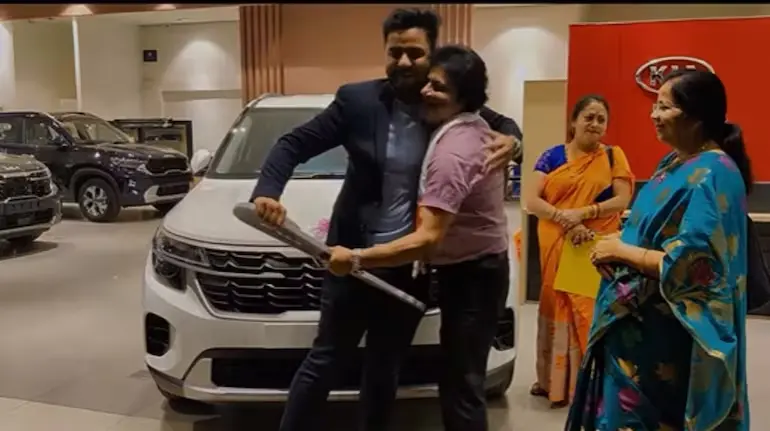 pita-ne-bete-ki-padhai-ke-liye-chhodi-dream-suv-iim-graduate-viral-video