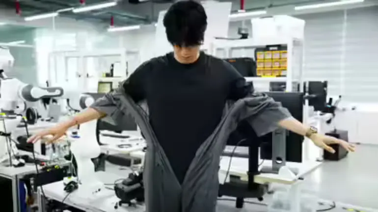 robot-dressing-technology-kaist-stanford-smart-clothing-robot-hindi