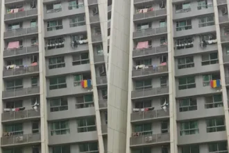 mumbai-2-5-crore-luxury-flat-viral-photo-drying-clothes-debate