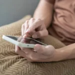 morning-phone-habit-science-behind-checking-mobile-after-waking-up