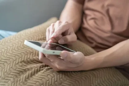 morning-phone-habit-science-behind-checking-mobile-after-waking-up