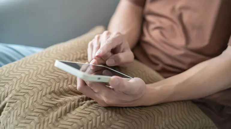 morning-phone-habit-science-behind-checking-mobile-after-waking-up