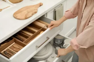 kitchen-drawer-cleaning-aluminium-foil-trick