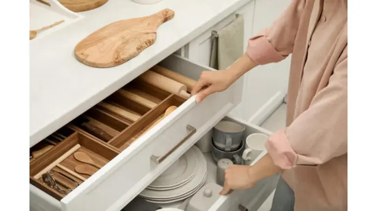 kitchen-drawer-cleaning-aluminium-foil-trick