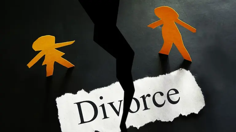https://newsjagran.in/10-saal-purani-shadi-ek-galti-se-tooti-pati-ne-diya-talaq-viral-story/