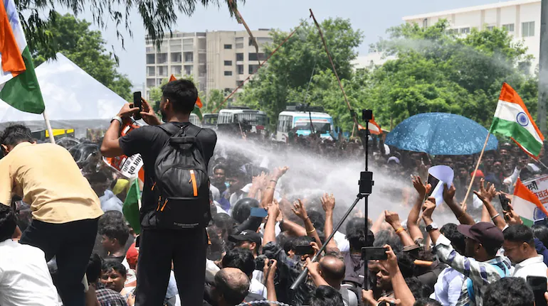 ranchi-student-protest-jpsc-jssc-students-lathicharge-tear-gas-former-chairman-arrested