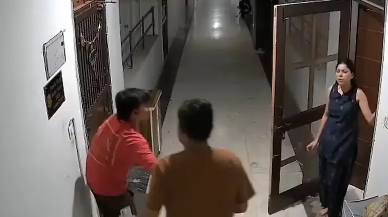 meerut-viral-video-delivery-agent-beaten-over-five-minute-delay
