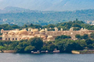 udaipur-five-star-hotel-family-5-74-lakh-bill-case