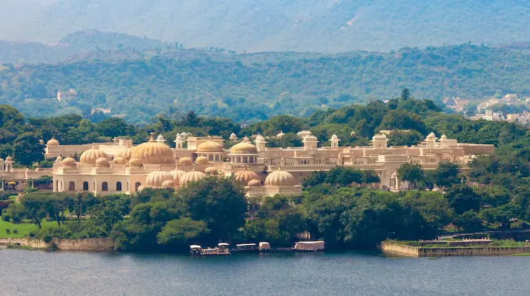udaipur-five-star-hotel-family-5-74-lakh-bill-case