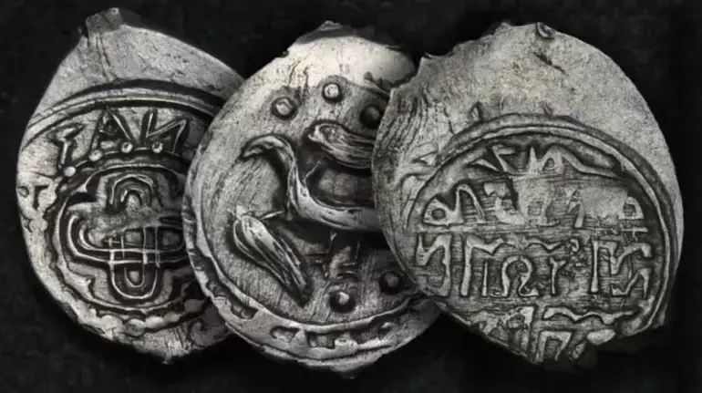 600-saal-purana-rahasyamayi-khazana-2600-chandi-ke-sikke-kolomna-russia