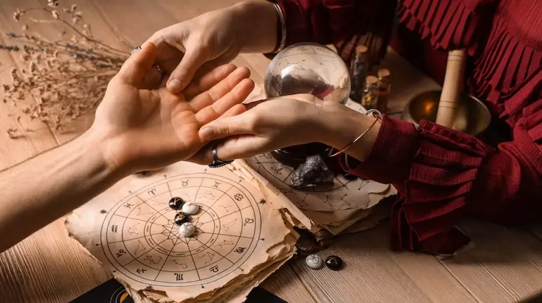 delhi-astrologer-25000-fees-1000-clients-2-5-crore-earnings
