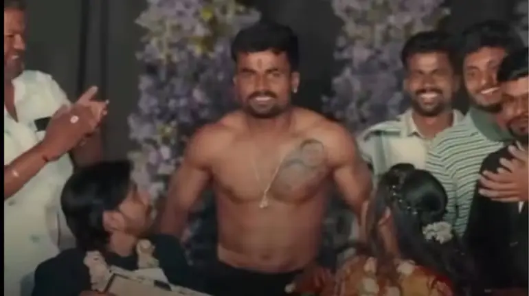 viral-wedding-video-friend-tattoo-groom-bride-face-chest-wedding-gift