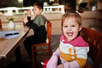public-place-child-tantrum-parenting-tips
