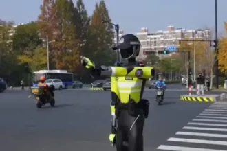china-robot-police-traffic-warning-hangzhou-t2-robot