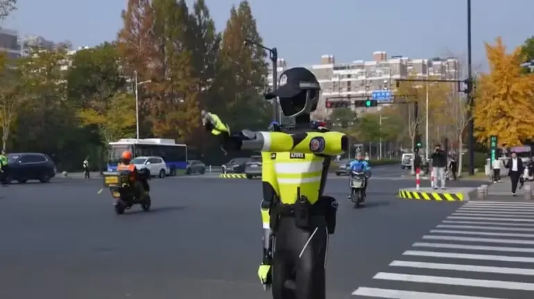 china-robot-police-traffic-warning-hangzhou-t2-robot