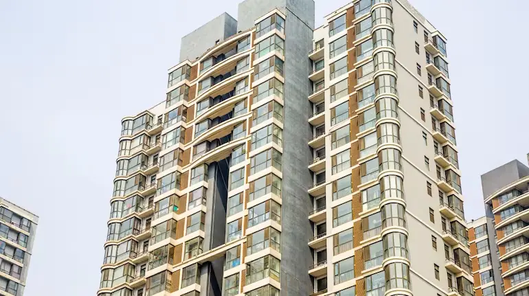 boyfriend-dispute-girl-survives-after-falling-from-18th-floor-china