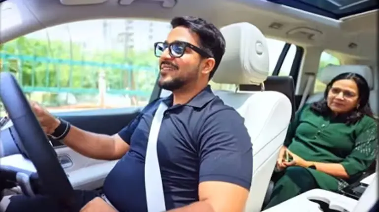 nano-se-mazaak-se-1-5-crore-ki-car-maa-ko-gift-harshit-patel