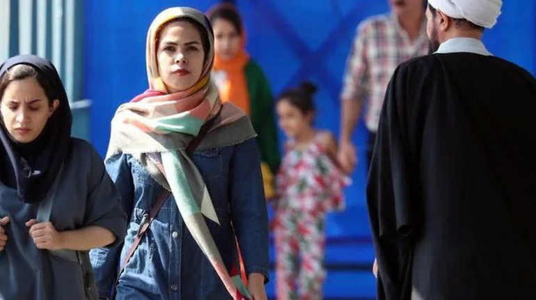 iran-hijab-controversy-women-without-hijab-government-tension