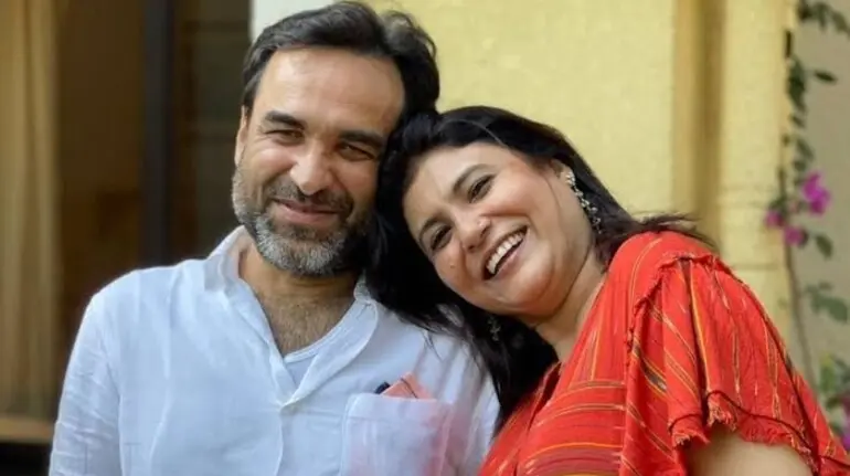 pankaj-tripathi-wife-mridula-iffm-funny-video-phone-typing