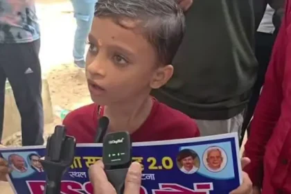 patna-student-protest-6-year-old-aditya-kumar-school-bag-constitution