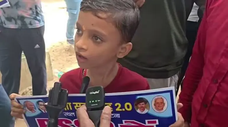 patna-student-protest-6-year-old-aditya-kumar-school-bag-constitution