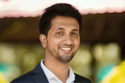 Success Story: 'क्या पिता की तरह मजदूरी करोगे?' टीचर के एक सवाल ने बदल दी किस्मत, 6वीं में फेल छात्र आज ₹4,000 करोड़ की कंपनी का मालिक Success Story of PC Musthafa: कभी कक्षा 6 में फेल होकर पढ़ाई छोड़ने वाले पीसी मुस्तफा खेतों में मजदूरी करते थे। एक शिक्षक के प्रेरक सवाल ने उनकी जिंदगी की दिशा बदल दी। उन्होंने दोबारा पढ़ाई शुरू की, NIT और IIM से शिक्षा हासिल की और आज 4,000 करोड़ रुपये से अधिक वैल्यू वाली iD Fresh Food के को-फाउंडर और CEO हैं। Success Story: असफलता अंत नहीं, नई शुरुआत भी हो सकती है नई दिल्ली: जिंदगी में एक असफलता इंसान की पूरी कहानी तय नहीं करती। अगर हौसला और सही मार्गदर्शन मिल जाए तो वही व्यक्ति नई ऊंचाइयों तक पहुंच सकता है। इसकी सबसे प्रेरणादायक मिसाल हैं पीसी मुस्तफा (PC Musthafa), जिन्होंने बचपन में गरीबी, पढ़ाई में असफलता और मजदूरी जैसे कठिन दौर का सामना किया, लेकिन आज वे देश की सबसे सफल फूड कंपनियों में शामिल iD Fresh Food के को-फाउंडर और CEO हैं। करीब ₹4,000 करोड़ की वैल्यू वाली कंपनी खड़ी करने वाले मुस्तफा की यात्रा बताती है कि मेहनत, शिक्षा और सही सोच किसी भी इंसान की किस्मत बदल सकती है। 6वीं कक्षा में फेल हुए, फिर छोड़ दी पढ़ाई पीसी मुस्तफा का जन्म केरल के वायनाड जिले के चेन्नालोड गांव के एक बेहद गरीब परिवार में हुआ। उनके पिता अदरक के खेतों में दिहाड़ी मजदूर थे और परिवार की आर्थिक स्थिति बेहद कमजोर थी। बचपन में पढ़ाई के लिए पर्याप्त संसाधन नहीं थे। इसी बीच मुस्तफा कक्षा 6 में फेल हो गए। असफलता से निराश होकर उन्होंने स्कूल छोड़ दिया और पिता के साथ खेतों में मजदूरी करने लगे। उनके परिवार को उम्मीद भी नहीं थी कि यह बच्चा आगे चलकर देश के बड़े उद्यमियों में शामिल होगा। टीचर के एक सवाल ने बदल दी पूरी जिंदगी कुछ दिनों बाद उनके गणित के शिक्षक को पता चला कि मुस्तफा स्कूल नहीं आ रहे हैं। शिक्षक उन्हें खोजते हुए सीधे खेत तक पहुंच गए, जहां वह अपने पिता के साथ मजदूरी कर रहे थे। शिक्षक ने उनसे एक सवाल पूछा— "क्या तुम भी पूरी जिंदगी अपने पिता की तरह मजदूरी करना चाहते हो, या पढ़-लिखकर कुछ बड़ा बनना चाहते हो?" यह एक सवाल मुस्तफा के दिल को छू गया। उन्होंने उसी दिन फैसला किया कि वह दोबारा स्कूल जाएंगे और पढ़ाई पूरी करेंगे। वापसी के बाद 7वीं कक्षा में किया टॉप स्कूल लौटने के बाद मुस्तफा ने पूरी लगन से पढ़ाई शुरू की। मेहनत का नतीजा यह रहा कि अगले ही साल उन्होंने कक्षा 7 में टॉप किया। इसके बाद उन्होंने लगातार शानदार प्रदर्शन किया और 10वीं की परीक्षा अच्छे अंकों से पास की। आर्थिक तंगी के बावजूद उन्होंने पढ़ाई नहीं छोड़ी। कॉलेज में उन्हें फ्री सीट और भोजन की सुविधा भी मिली, जिससे उनकी शिक्षा जारी रह सकी। NIT और IIM तक का सफर मुस्तफा ने केरल इंजीनियरिंग प्रवेश परीक्षा में 63वीं रैंक हासिल की और NIT कालीकट से कंप्यूटर साइंस इंजीनियरिंग की डिग्री प्राप्त की। इसके बाद उन्होंने IIM बेंगलुरु से मैनेजमेंट की पढ़ाई पूरी की। यह उपलब्धि उस छात्र के लिए बेहद खास थी, जिसने कभी 6वीं कक्षा में असफल होकर पढ़ाई छोड़ दी थी। मल्टीनेशनल कंपनी की नौकरी छोड़ी उच्च शिक्षा पूरी करने के बाद पीसी मुस्तफा ने मिडिल ईस्ट और अमेरिका की कई मल्टीनेशनल कंपनियों में काम किया। उन्हें अच्छी सैलरी और शानदार करियर मिला, लेकिन उनके मन में हमेशा अपना बिजनेस शुरू करने का सपना था। आखिरकार साल 2005 में उन्होंने सुरक्षित कॉरपोरेट नौकरी छोड़ने का फैसला किया और बेंगलुरु लौट आए। सिर्फ 50 वर्ग फुट की किचन से शुरू हुआ कारोबार मुस्तफा ने अपने कुछ कजिन्स के साथ मिलकर अपनी बचत से 50 वर्ग फुट की छोटी-सी किचन में इडली और डोसा बैटर बनाने का काम शुरू किया। उनका उद्देश्य ऐसा ताजा (Fresh) बैटर तैयार करना था जिसमें किसी प्रकार का प्रिजर्वेटिव न हो और जिसे ग्राहक आसानी से घर पर इस्तेमाल कर सकें। शुरुआत में संसाधन इतने सीमित थे कि मुस्तफा खुद सुबह स्कूटर पर बैटर के पैकेट लेकर दुकानों तक पहुंचाते थे। गुणवत्ता और भरोसे ने दिलाई पहचान धीरे-धीरे ग्राहकों का भरोसा बढ़ता गया। लोगों को बिना प्रिजर्वेटिव वाला ताजा बैटर पसंद आने लगा। कंपनी ने गुणवत्ता, साफ-सफाई और समय पर सप्लाई को अपनी सबसे बड़ी ताकत बनाया। इसी भरोसे ने iD Fresh Food को स्थानीय ब्रांड से राष्ट्रीय और फिर अंतरराष्ट्रीय ब्रांड बना दिया। आज ₹4,000 करोड़ से ज्यादा की कंपनी आज iD Fresh Food केवल इडली-डोसा बैटर तक सीमित नहीं है। कंपनी पराठा, चपाती, चटनी और कई अन्य फ्रेश फूड प्रोडक्ट्स भी बनाती है। रिपोर्ट्स के अनुसार— कंपनी रोजाना 50,000 किलोग्राम से अधिक फ्रेश बैटर तैयार करती है। इसके उत्पाद भारत के कई बड़े शहरों में उपलब्ध हैं। UAE, अमेरिका और ओमान जैसे अंतरराष्ट्रीय बाजारों में भी कंपनी अपनी मौजूदगी बना चुकी है। कंपनी की अनुमानित वैल्यू ₹4,000 करोड़ से अधिक मानी जाती है। पीसी मुस्तफा की सफलता से क्या सीख मिलती है? पीसी मुस्तफा की कहानी कई महत्वपूर्ण संदेश देती है— परीक्षा में असफल होना जिंदगी की अंतिम हार नहीं है। एक अच्छा शिक्षक किसी छात्र का भविष्य बदल सकता है। गरीबी और संसाधनों की कमी सफलता की राह में स्थायी बाधा नहीं होती। शिक्षा, मेहनत और सही निर्णय किसी भी व्यक्ति को नई पहचान दिला सकते हैं। छोटा कारोबार भी ईमानदारी और गुणवत्ता के दम पर बड़ा ब्रांड बन सकता है। निष्कर्ष pc-musthafa-success-story-id-fresh-food-founder-hindi