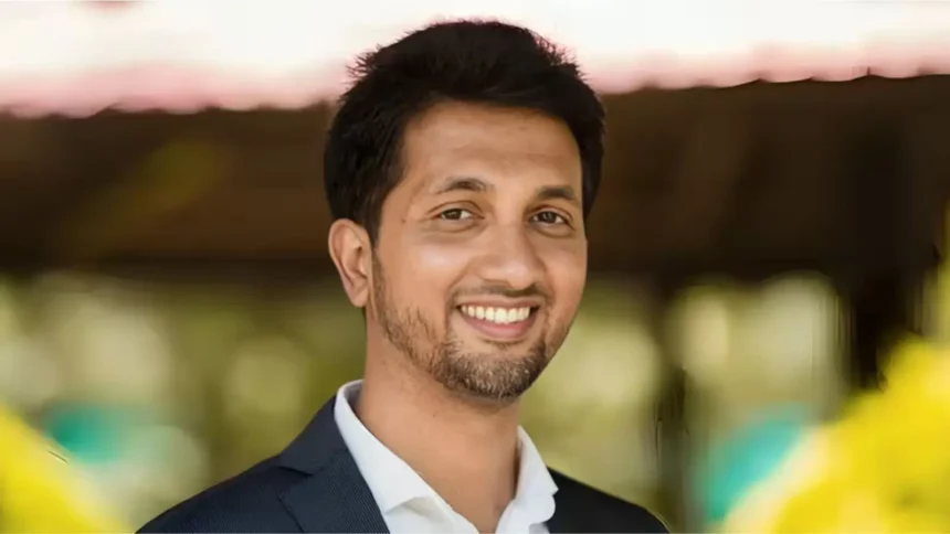 Success Story: 'क्या पिता की तरह मजदूरी करोगे?' टीचर के एक सवाल ने बदल दी किस्मत, 6वीं में फेल छात्र आज ₹4,000 करोड़ की कंपनी का मालिक Success Story of PC Musthafa: कभी कक्षा 6 में फेल होकर पढ़ाई छोड़ने वाले पीसी मुस्तफा खेतों में मजदूरी करते थे। एक शिक्षक के प्रेरक सवाल ने उनकी जिंदगी की दिशा बदल दी। उन्होंने दोबारा पढ़ाई शुरू की, NIT और IIM से शिक्षा हासिल की और आज 4,000 करोड़ रुपये से अधिक वैल्यू वाली iD Fresh Food के को-फाउंडर और CEO हैं। Success Story: असफलता अंत नहीं, नई शुरुआत भी हो सकती है नई दिल्ली: जिंदगी में एक असफलता इंसान की पूरी कहानी तय नहीं करती। अगर हौसला और सही मार्गदर्शन मिल जाए तो वही व्यक्ति नई ऊंचाइयों तक पहुंच सकता है। इसकी सबसे प्रेरणादायक मिसाल हैं पीसी मुस्तफा (PC Musthafa), जिन्होंने बचपन में गरीबी, पढ़ाई में असफलता और मजदूरी जैसे कठिन दौर का सामना किया, लेकिन आज वे देश की सबसे सफल फूड कंपनियों में शामिल iD Fresh Food के को-फाउंडर और CEO हैं। करीब ₹4,000 करोड़ की वैल्यू वाली कंपनी खड़ी करने वाले मुस्तफा की यात्रा बताती है कि मेहनत, शिक्षा और सही सोच किसी भी इंसान की किस्मत बदल सकती है। 6वीं कक्षा में फेल हुए, फिर छोड़ दी पढ़ाई पीसी मुस्तफा का जन्म केरल के वायनाड जिले के चेन्नालोड गांव के एक बेहद गरीब परिवार में हुआ। उनके पिता अदरक के खेतों में दिहाड़ी मजदूर थे और परिवार की आर्थिक स्थिति बेहद कमजोर थी। बचपन में पढ़ाई के लिए पर्याप्त संसाधन नहीं थे। इसी बीच मुस्तफा कक्षा 6 में फेल हो गए। असफलता से निराश होकर उन्होंने स्कूल छोड़ दिया और पिता के साथ खेतों में मजदूरी करने लगे। उनके परिवार को उम्मीद भी नहीं थी कि यह बच्चा आगे चलकर देश के बड़े उद्यमियों में शामिल होगा। टीचर के एक सवाल ने बदल दी पूरी जिंदगी कुछ दिनों बाद उनके गणित के शिक्षक को पता चला कि मुस्तफा स्कूल नहीं आ रहे हैं। शिक्षक उन्हें खोजते हुए सीधे खेत तक पहुंच गए, जहां वह अपने पिता के साथ मजदूरी कर रहे थे। शिक्षक ने उनसे एक सवाल पूछा— "क्या तुम भी पूरी जिंदगी अपने पिता की तरह मजदूरी करना चाहते हो, या पढ़-लिखकर कुछ बड़ा बनना चाहते हो?" यह एक सवाल मुस्तफा के दिल को छू गया। उन्होंने उसी दिन फैसला किया कि वह दोबारा स्कूल जाएंगे और पढ़ाई पूरी करेंगे। वापसी के बाद 7वीं कक्षा में किया टॉप स्कूल लौटने के बाद मुस्तफा ने पूरी लगन से पढ़ाई शुरू की। मेहनत का नतीजा यह रहा कि अगले ही साल उन्होंने कक्षा 7 में टॉप किया। इसके बाद उन्होंने लगातार शानदार प्रदर्शन किया और 10वीं की परीक्षा अच्छे अंकों से पास की। आर्थिक तंगी के बावजूद उन्होंने पढ़ाई नहीं छोड़ी। कॉलेज में उन्हें फ्री सीट और भोजन की सुविधा भी मिली, जिससे उनकी शिक्षा जारी रह सकी। NIT और IIM तक का सफर मुस्तफा ने केरल इंजीनियरिंग प्रवेश परीक्षा में 63वीं रैंक हासिल की और NIT कालीकट से कंप्यूटर साइंस इंजीनियरिंग की डिग्री प्राप्त की। इसके बाद उन्होंने IIM बेंगलुरु से मैनेजमेंट की पढ़ाई पूरी की। यह उपलब्धि उस छात्र के लिए बेहद खास थी, जिसने कभी 6वीं कक्षा में असफल होकर पढ़ाई छोड़ दी थी। मल्टीनेशनल कंपनी की नौकरी छोड़ी उच्च शिक्षा पूरी करने के बाद पीसी मुस्तफा ने मिडिल ईस्ट और अमेरिका की कई मल्टीनेशनल कंपनियों में काम किया। उन्हें अच्छी सैलरी और शानदार करियर मिला, लेकिन उनके मन में हमेशा अपना बिजनेस शुरू करने का सपना था। आखिरकार साल 2005 में उन्होंने सुरक्षित कॉरपोरेट नौकरी छोड़ने का फैसला किया और बेंगलुरु लौट आए। सिर्फ 50 वर्ग फुट की किचन से शुरू हुआ कारोबार मुस्तफा ने अपने कुछ कजिन्स के साथ मिलकर अपनी बचत से 50 वर्ग फुट की छोटी-सी किचन में इडली और डोसा बैटर बनाने का काम शुरू किया। उनका उद्देश्य ऐसा ताजा (Fresh) बैटर तैयार करना था जिसमें किसी प्रकार का प्रिजर्वेटिव न हो और जिसे ग्राहक आसानी से घर पर इस्तेमाल कर सकें। शुरुआत में संसाधन इतने सीमित थे कि मुस्तफा खुद सुबह स्कूटर पर बैटर के पैकेट लेकर दुकानों तक पहुंचाते थे। गुणवत्ता और भरोसे ने दिलाई पहचान धीरे-धीरे ग्राहकों का भरोसा बढ़ता गया। लोगों को बिना प्रिजर्वेटिव वाला ताजा बैटर पसंद आने लगा। कंपनी ने गुणवत्ता, साफ-सफाई और समय पर सप्लाई को अपनी सबसे बड़ी ताकत बनाया। इसी भरोसे ने iD Fresh Food को स्थानीय ब्रांड से राष्ट्रीय और फिर अंतरराष्ट्रीय ब्रांड बना दिया। आज ₹4,000 करोड़ से ज्यादा की कंपनी आज iD Fresh Food केवल इडली-डोसा बैटर तक सीमित नहीं है। कंपनी पराठा, चपाती, चटनी और कई अन्य फ्रेश फूड प्रोडक्ट्स भी बनाती है। रिपोर्ट्स के अनुसार— कंपनी रोजाना 50,000 किलोग्राम से अधिक फ्रेश बैटर तैयार करती है। इसके उत्पाद भारत के कई बड़े शहरों में उपलब्ध हैं। UAE, अमेरिका और ओमान जैसे अंतरराष्ट्रीय बाजारों में भी कंपनी अपनी मौजूदगी बना चुकी है। कंपनी की अनुमानित वैल्यू ₹4,000 करोड़ से अधिक मानी जाती है। पीसी मुस्तफा की सफलता से क्या सीख मिलती है? पीसी मुस्तफा की कहानी कई महत्वपूर्ण संदेश देती है— परीक्षा में असफल होना जिंदगी की अंतिम हार नहीं है। एक अच्छा शिक्षक किसी छात्र का भविष्य बदल सकता है। गरीबी और संसाधनों की कमी सफलता की राह में स्थायी बाधा नहीं होती। शिक्षा, मेहनत और सही निर्णय किसी भी व्यक्ति को नई पहचान दिला सकते हैं। छोटा कारोबार भी ईमानदारी और गुणवत्ता के दम पर बड़ा ब्रांड बन सकता है। निष्कर्ष pc-musthafa-success-story-id-fresh-food-founder-hindi