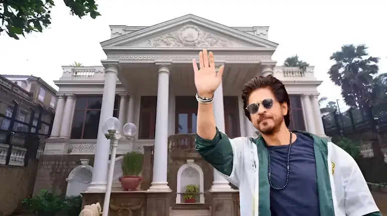 shahrukh-khan-mannat-2-saanp-snake-rescue-8-feet-dhaman