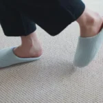 ghar-mein-chappal-pehenna-sahi-ya-nange-pair-chalna