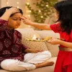 rakhi-bandhne-ke-niyam-bhai-ka-mukh-kis-disha-mein-hona-chahiye