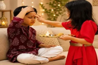 rakhi-bandhne-ke-niyam-bhai-ka-mukh-kis-disha-mein-hona-chahiye