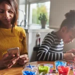 11-saal-ki-beti-phone-check-mother-chat-video-social-media-parenting-debate