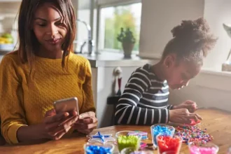 11-saal-ki-beti-phone-check-mother-chat-video-social-media-parenting-debate