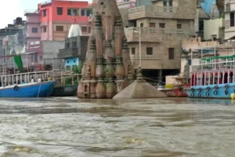 ganga-river-flood-varanasi-84-ghat-submerged-namaste-statue-ndrf-alert