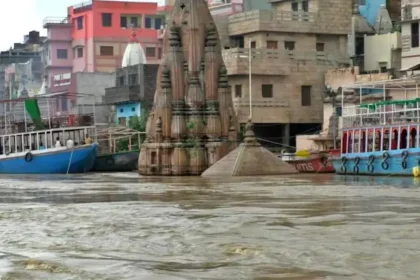 ganga-river-flood-varanasi-84-ghat-submerged-namaste-statue-ndrf-alert