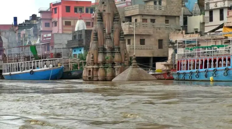 ganga-river-flood-varanasi-84-ghat-submerged-namaste-statue-ndrf-alert