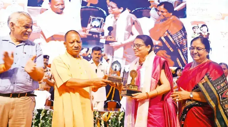 up-free-bus-for-women-60-years-old-women-free-bus-travel