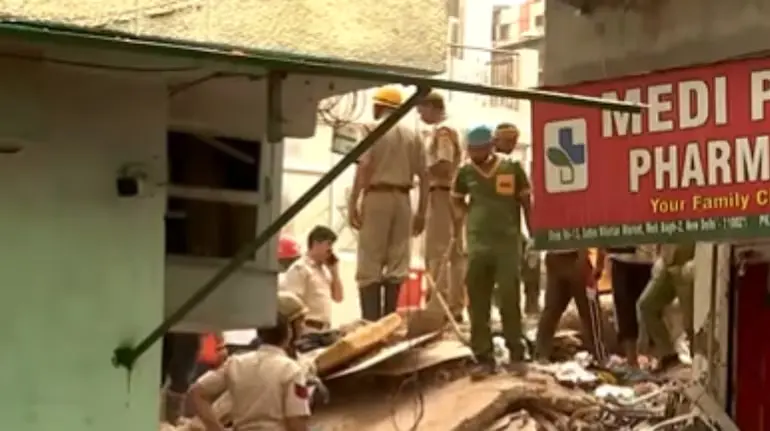 delhi-building-collapse-satya-niketan-students-trapped-rescue