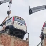 bihar-gopalganj-scorpio-crane-rooftop-viral-video