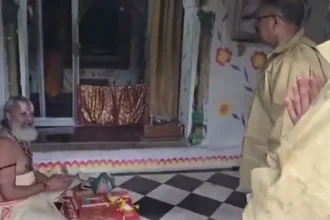 chitrakoot-flood-priest-viral-video-mandakini-river-temple