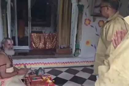 chitrakoot-flood-priest-viral-video-mandakini-river-temple