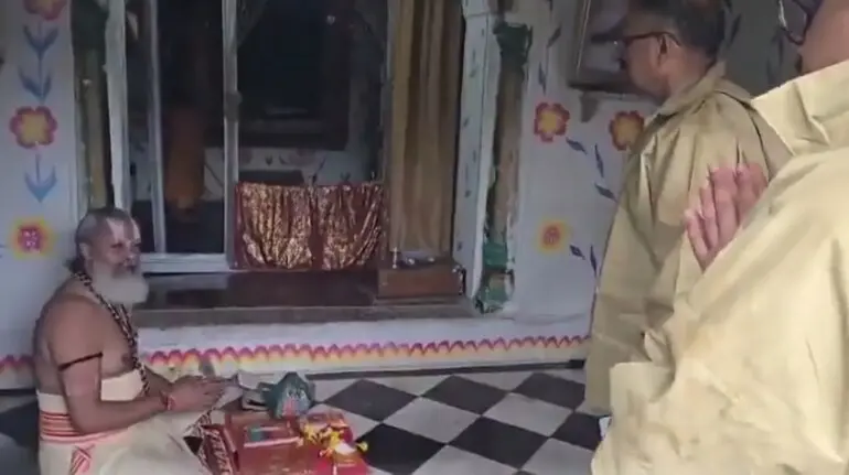 chitrakoot-flood-priest-viral-video-mandakini-river-temple