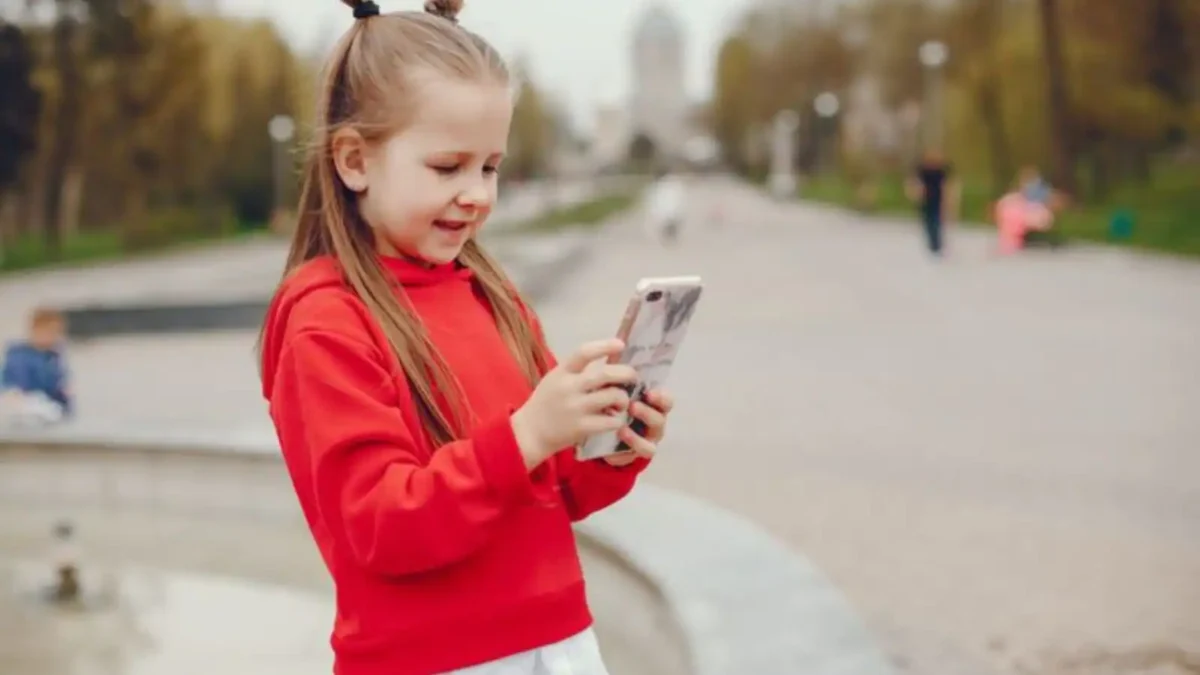 bachchon-ko-mobile-dene-se-pehle-digital-safety-screen-time-online-safety-rules